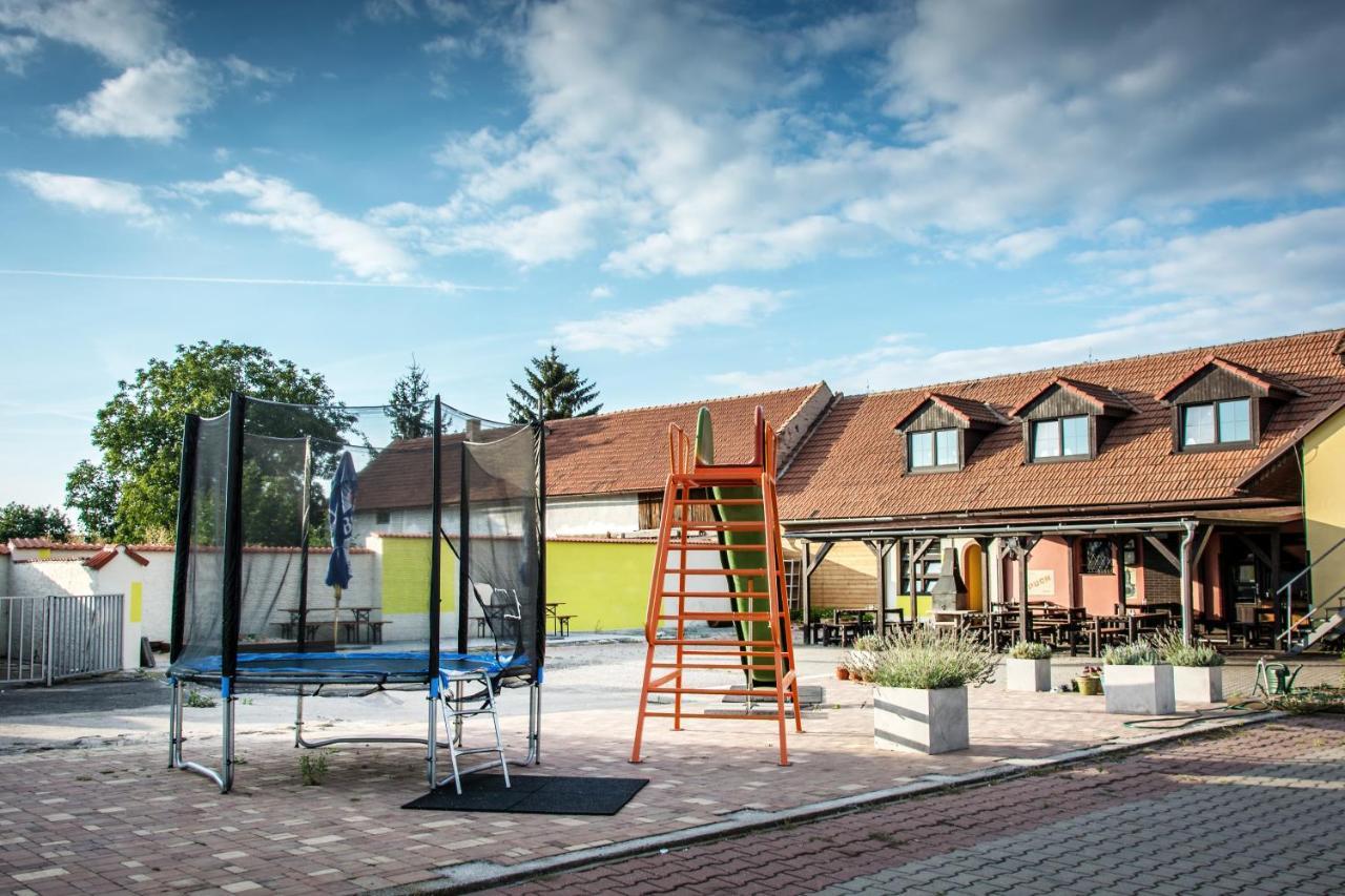Penzion Zlate Slunce Chocenice Exterior foto
